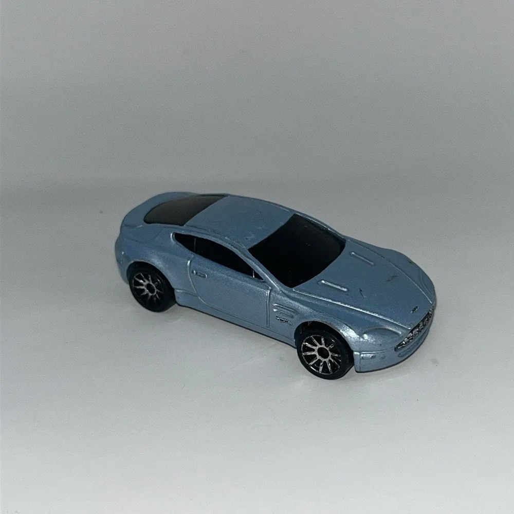 Hot Wheels 2009 Aston Martin V8 Vantage Light Blue HW Dream Garage 5-Pack Loose